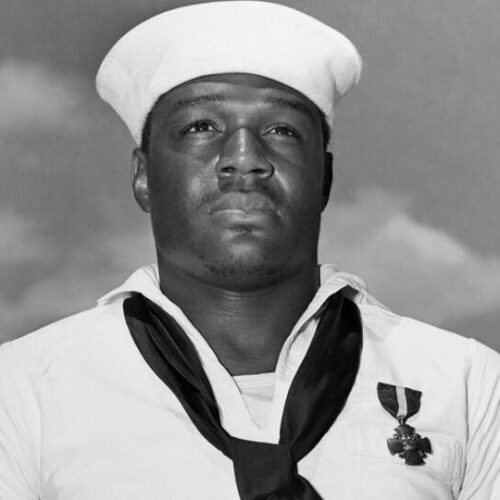 La Marina de Guerra de EE.UU. considera cambiar el nombre de un portaaviones para honrar al presidente Trump en lugar de a un héroe de guerra afroestadounidense