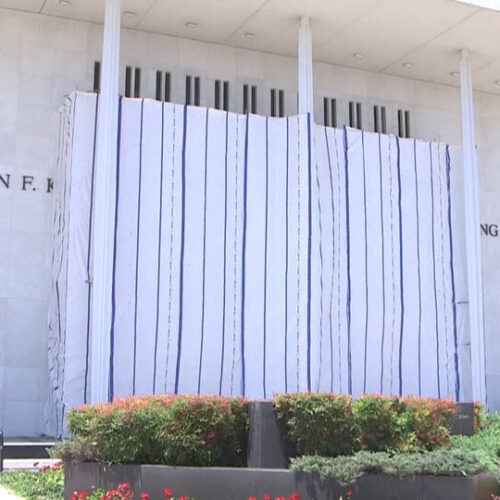 El Departamento de Justicia de EE.UU. sugiere demoler el Kennedy Center al tiempo que Trump vuelve a intentar colocar su nombre en la fachada del edificio