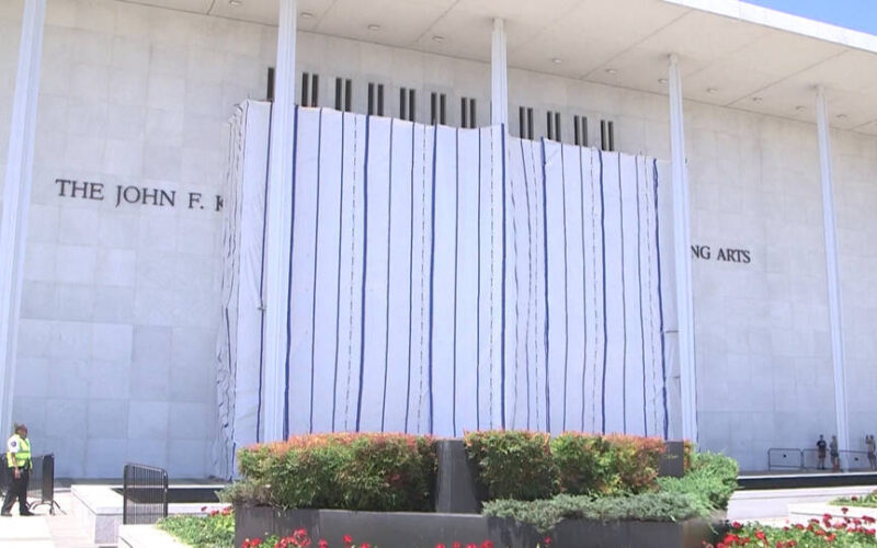 El Departamento de Justicia de EE.UU. sugiere demoler el Kennedy Center al tiempo que Trump vuelve a intentar colocar su nombre en la fachada del edificio
