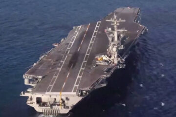 Marineros a bordo del portaviones de EE.UU. USS Abraham Lincoln intentan saltar por la borda