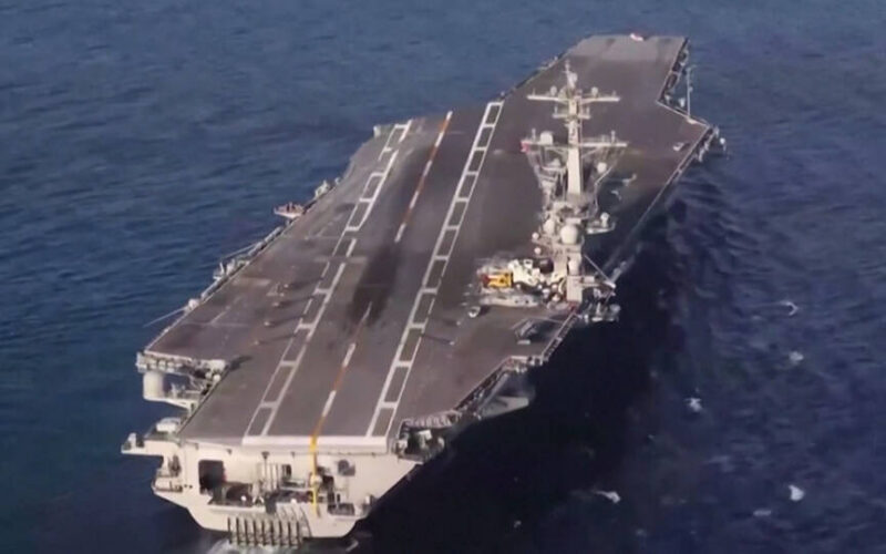 Marineros a bordo del portaviones de EE.UU. USS Abraham Lincoln intentan saltar por la borda