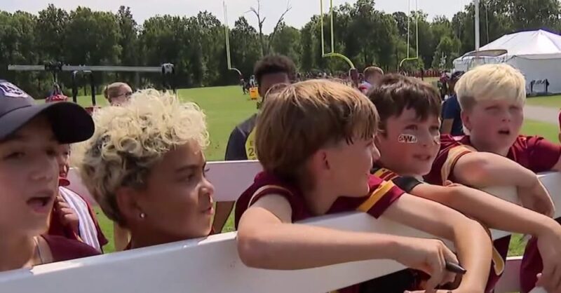 Los aficionados más jóvenes de los Commanders ven de cerca al equipo durante el «Kids Day»