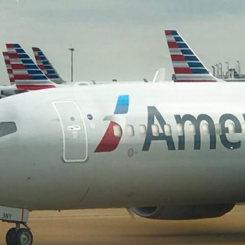 Atienden a un pasajero tras incendiarse un dispositivo en un vuelo de American Airlines