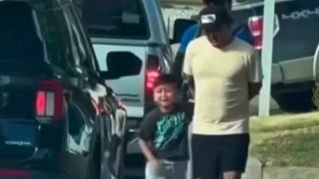 El niño Liam Tadeo y su padre, detenidos por el ICE la semana pasada, son deportados a México