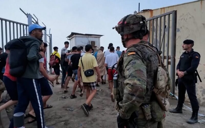 Miles de inmigrantes regresan a Marruecos desde el enclave español de Ceuta