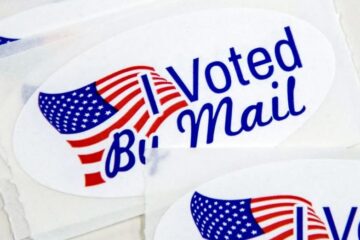 Un juez bloquea la normativa del Servicio Postal de Trump sobre el voto por correo