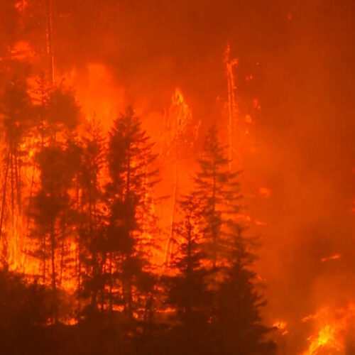 Los incendios forestales obligan a evacuar a 20.000 personas de Columbia Británica