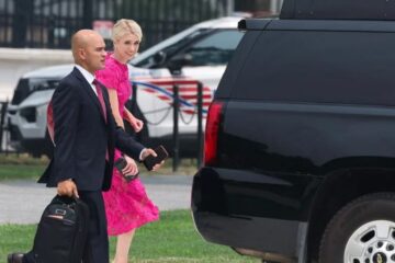La entrega de 45.000 dólares por parte de Trump a altos asesores de la Casa Blanca suscita dudas éticas