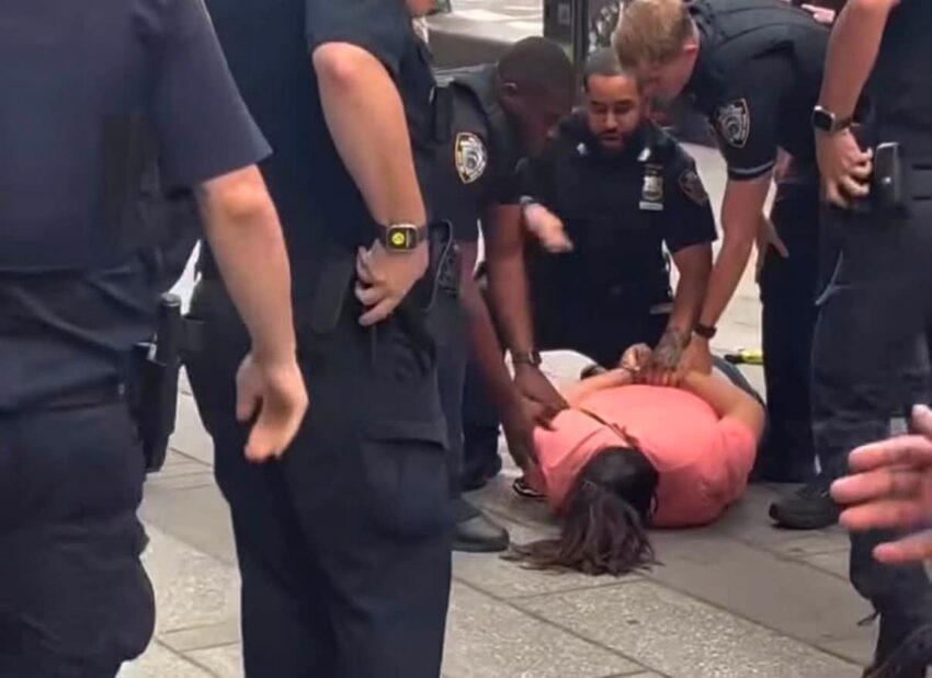 Alta ejecutiva de un banco muere apuñalada en Times Square