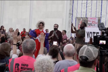Cientos de manifestantes protestan frente al Centro Kennedy contra la toma de control de la institución por parte de Trump