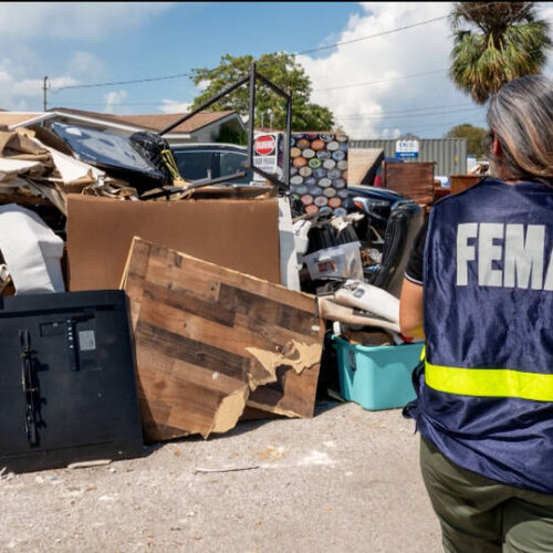 Una jueza federal dictamina que el Gobierno de Trump infringió la ley al ordenar que se redujera a la mitad la plantilla de la Agencia Federal para el Manejo de Emergencias