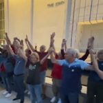 Manifestantes forman una cadena humana alrededor del Kennedy Center, actualmente cerrado