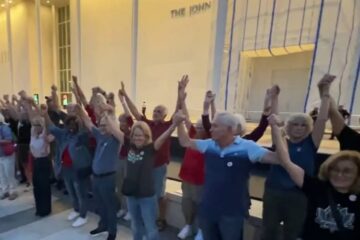 Manifestantes forman una cadena humana alrededor del Kennedy Center, actualmente cerrado