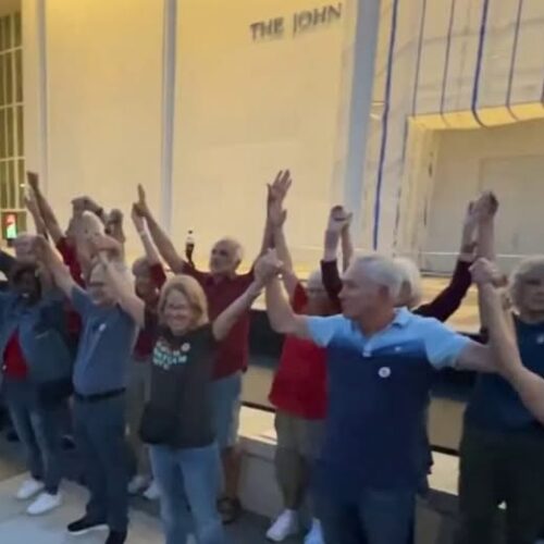 Manifestantes forman una cadena humana alrededor del Kennedy Center, actualmente cerrado