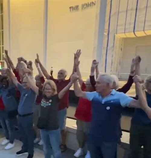 Manifestantes forman una cadena humana alrededor del Kennedy Center, actualmente cerrado