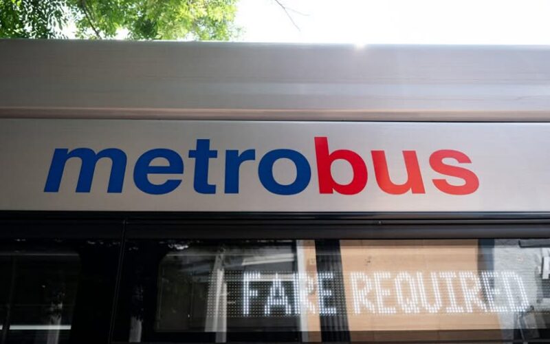 Los conductores de Metrobus acuerdan indicar la tarifa solo si cuentan con protección de vidrio