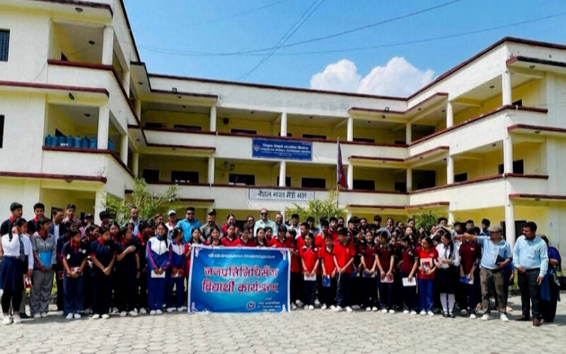 El director de una escuela de Nepal evacúa a 900 estudiantes para ponerlos a salvo de las inundaciones