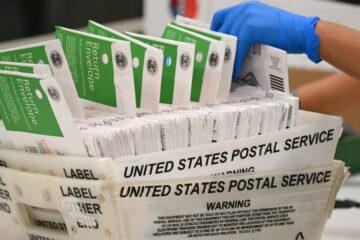 ‘«Descuidado y apresurado»: Un informante del Servicio Postal de EE. UU. advierte sobre problemas con el sistema para la orden de Trump sobre el voto por correo.