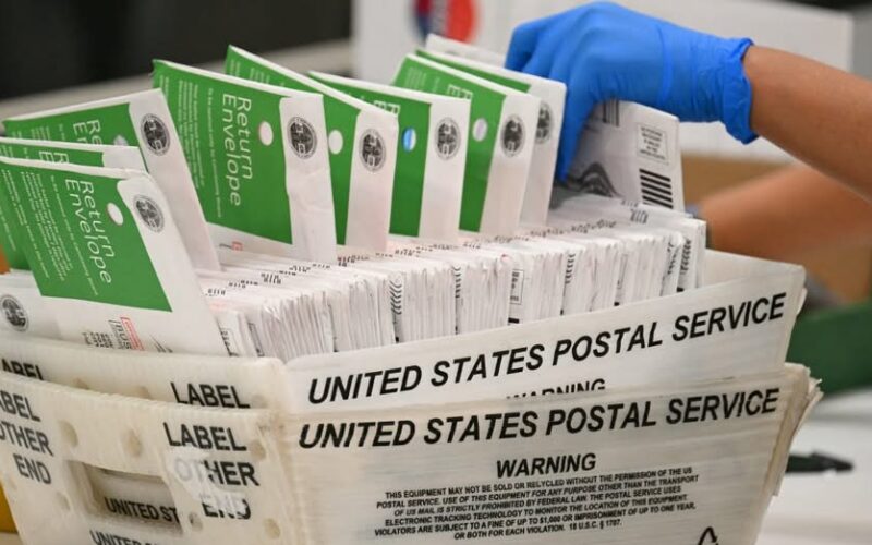 ‘«Descuidado y apresurado»: Un informante del Servicio Postal de EE. UU. advierte sobre problemas con el sistema para la orden de Trump sobre el voto por correo.