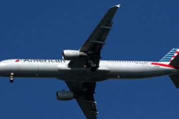 Mujer detenida tras presuntamente desvestirse durante un vuelo de American Airlines