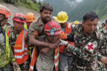 Rescatan de un túnel inundado a dos sobrevivientes en Nepal