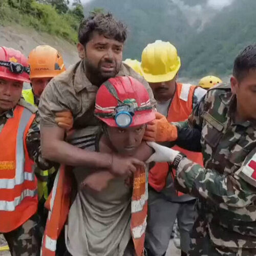 Rescatan de un túnel inundado a dos sobrevivientes en Nepal