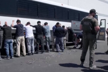 Más de 300 trabajadores surcoreanos demandan al Gobierno de Trump por su detención por ICE en una planta de Hyundai de Georgia
