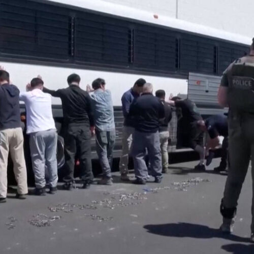 Más de 300 trabajadores surcoreanos demandan al Gobierno de Trump por su detención por ICE en una planta de Hyundai de Georgia