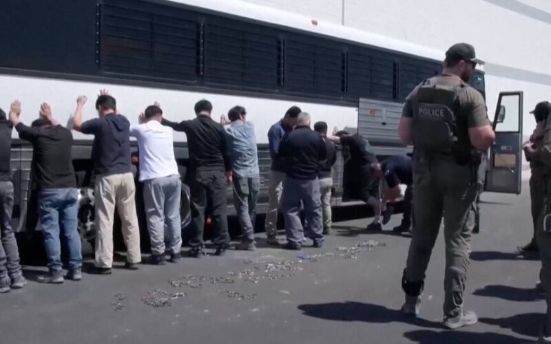 Más de 300 trabajadores surcoreanos demandan al Gobierno de Trump por su detención por ICE en una planta de Hyundai de Georgia