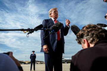 Las principales cadenas de televisión de EE.UU. suspenden la cobertura conjunta de la Casa Blanca después de que Trump expulsara a CNN