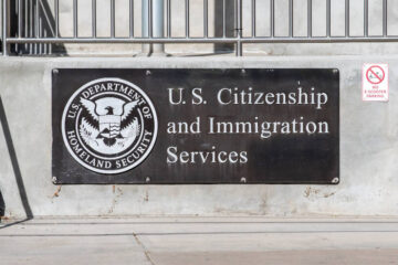 Gobierno censura gran parte de la información en documentos esenciales para la acreditación del estatus migratorio