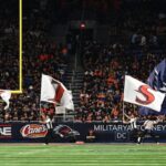Muere un militar tras una caída durante una demostración previa a un partido de fútbol americano universitario