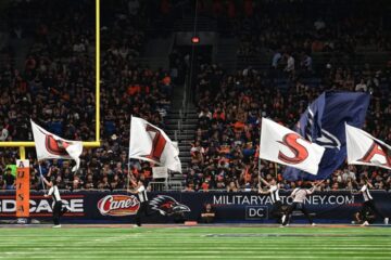 Muere un militar tras una caída durante una demostración previa a un partido de fútbol americano universitario