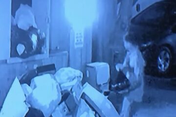Videos de vigilancia muestran a Naresh Bhatt arrojando bolsas de basura en contenedores a kilómetros de su hogar