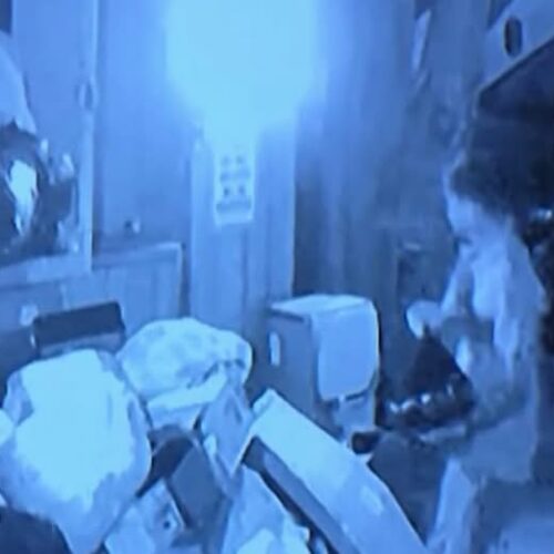 Videos de vigilancia muestran a Naresh Bhatt arrojando bolsas de basura en contenedores a kilómetros de su hogar