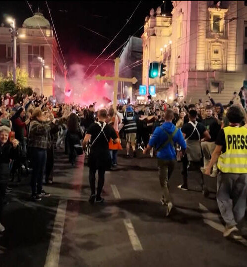 Unas 150.000 personas participan en Serbia en una protesta liderada por estudiantes en vísperas de las elecciones del domingo