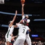 Davis anota 34 puntos en su debut con Washington y guía a los Wizards a una victoria de 128-116 sobre Milwaukee