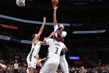 Davis anota 34 puntos en su debut con Washington y guía a los Wizards a una victoria de 128-116 sobre Milwaukee