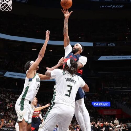 Davis anota 34 puntos en su debut con Washington y guía a los Wizards a una victoria de 128-116 sobre Milwaukee