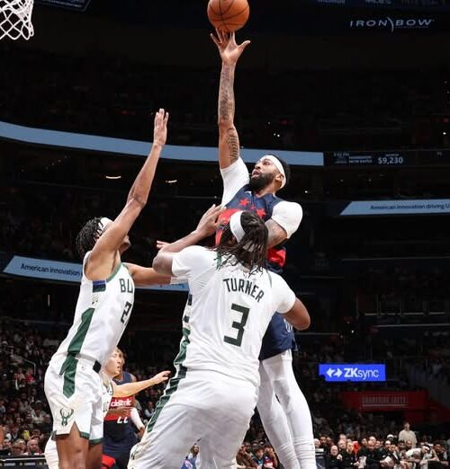 Davis anota 34 puntos en su debut con Washington y guía a los Wizards a una victoria de 128-116 sobre Milwaukee