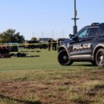 Un niño y un hombre mueren y 10 personas resultan heridas después de que una mujer irrumpiera con su vehículo en un partido de fútbol juvenil en Wichita, Kansas