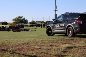Un niño y un hombre mueren y 10 personas resultan heridas después de que una mujer irrumpiera con su vehículo en un partido de fútbol juvenil en Wichita, Kansas