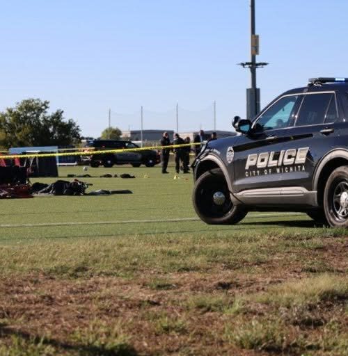 Un niño y un hombre mueren y 10 personas resultan heridas después de que una mujer irrumpiera con su vehículo en un partido de fútbol juvenil en Wichita, Kansas