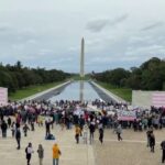 Manifestantes del movimiento «No Kings Day» (Día sin Reyes) instan a la ciudadanía a votar de forma anticipada antes del 3 de noviembre