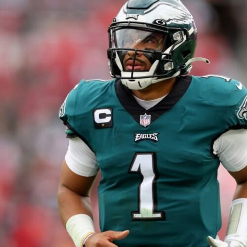 El quarterback Jalen Hurts probablemente estará fuera de acción durante el resto de la temporada