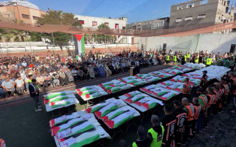 Se celebra un funeral colectivo en Gaza para 75 palestinos cuyos restos fueron hallados entre los escombros